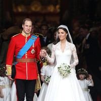 Pangeran William dan Kate Middleton saat keluar dari gereja usai pemberkatan. Keduanya kini resmi sebagai sepasang suami-istri. Mereja juga resmi menyandang gelar Duke dan Duchess of Cambridge. (Foto: Getty Images)