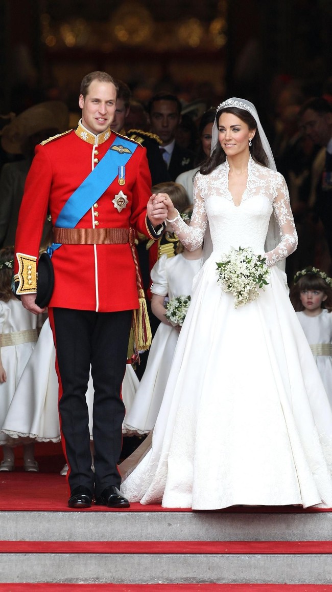Pangeran William dan Kate Middleton saat keluar dari gereja usai pemberkatan. Keduanya kini resmi sebagai sepasang suami-istri. Mereja juga resmi menyandang gelar Duke dan Duchess of Cambridge. (Foto: Getty Images)