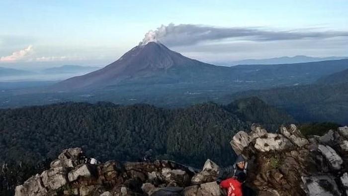 puncak gunung sibayak