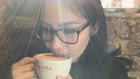 Wanita bernama lengkap Alsi Mega Marsha Tengker ini ternyata sangat anggun saat menyesap secangkir kopi. Pose cantik ini diabadikan langsung oleh sang suami, lho. Foto: nstagram @cacatengker