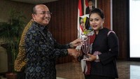 Ia diganjar menerima penghargaan sebagai Most Powerfull Woman in Politics 2018 yang diberikan langsung oleh Sekretaris Kementerian Pemberdayaan Perempuan dan Perlindungan Anak (PPPA) Pribudiarta Nur Sitepu. Foto: dok. Kementerian PPA