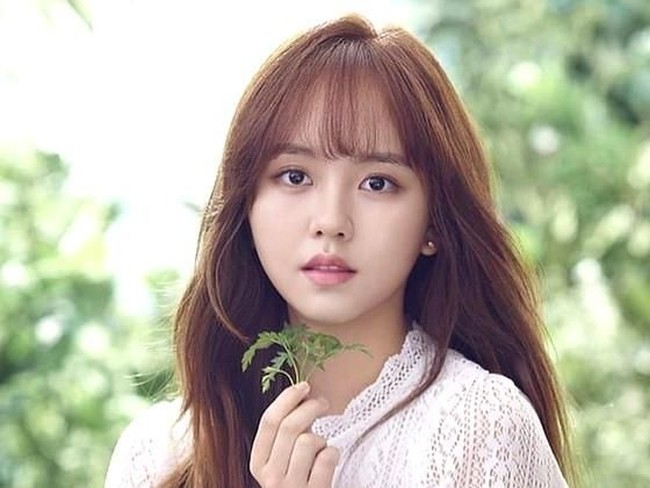 Kim So Hyun mungkin telah memainkan peran utama dalam banyak drama romantis, tapi ia belum mengalami kencan dalam kehidupan nyata. Alasan ia tidal berkencan dengan siapapun adalah karena Kim So Hyun mengaku tak mempunyai alasan untuk berkencan mengingat jadwal syutingnya yang padat. (Foto: istimewa)