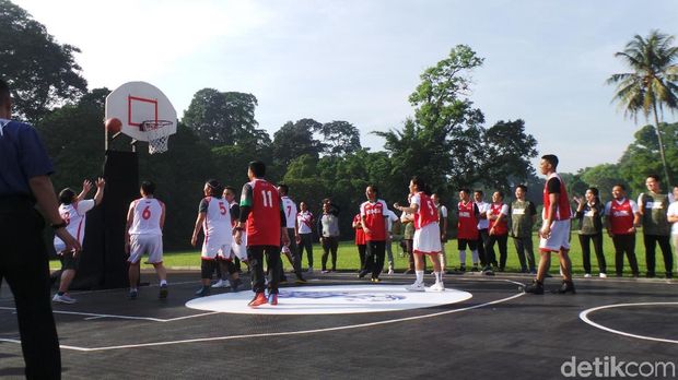 Presiden Jokowi bermain basket di Istana