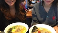 Ini ramen favorit Caca Tengker jika mengunjungi Negeri Paman Sam. Ia terlihat senang sekali bisa memakan ramen favoritnya itu bersama seorang temannya. Foto: nstagram @cacatengker