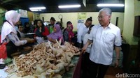 Saat menjabat, kala itu kebijakan pelarangan minyak goreng curah mulai tahun 2020 menimbulkan kontroversi. Lukita sebagai Mendag kalai itu, menegaskan bahwa minyak goreng curah tak akan ditarik dari pasaran. Namun, penjualannya nanti harus dikemas dalam suatu kemasan sederhana. Adapun harganya, minyak goreng curah dalam kemasan dipatok menyesuaikan Harga Eceran Tertinggi (HET) Rp 11.000 per liter. Deny Prastyo Utomo/detikcom