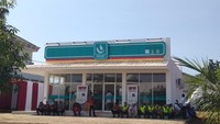 Dari penampakannya, Ummart sama seperti dengan toko ritel moden pada umumnya. Hanya saja tampilan depannya berkelir hijau tosca dengan dominasi warna putih. Foto: Hendra Kusuma - detikFinance