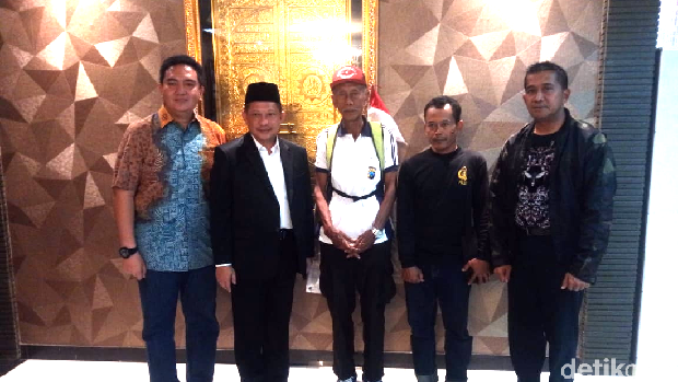 Soepardi berjalan kaki sejauh 800 km dari Surabaya dengan didampingi keponakannya yang menaiki sepeda