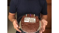Aktor asal Manado ini, memilih cara yang sederhana untuk merayakan ulang tahunnya. Cukup dengan kue tart cokelat yang manis disertai tulisan di atas cokelat putih. Foto: Instagram @benjoshua_r