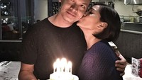 Dihiasi kecupan manis dari sang istri, Ben rayakan ulang tahun dengan manis lengkap dengan topi berwarna merah muda. Foto: Instagram @benjoshua_r