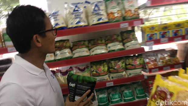 Sandiaga saat melihat barang dagangan Warung OK OCE Modern