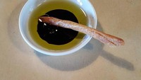 Kalau yang ini racikan olive oil dan balsamic. Abdee menjadikan ini sebagai cocolan saat makan roti. Duh seleranya kayak orang bule juga nih. Foto: Instagram @abdeenegara