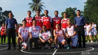 Jokowi berada di tim merah didampingi oleh Menteri Pemuda dan Olahraga (Menpora) Imam Nahrawi. Jokowi mengenakan seragam merah bertuliskan Indonesia 1. Sementara Imam memakai kaus dengan nomor Indonesia 11.