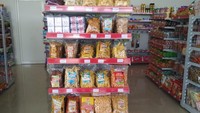 Yang menjadi pembeda adalah, terdapat produk makanan dan minuman kemasan yang berasal dari UKM di Pasuruan. Fasilitas di dalam toko pun terdapat kasir dan ruang pegawai sekaligus gudang logistik. Foto: Hendra Kusuma - detikFinance