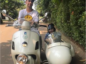 Tak Cuma Mobil Mewah, Raffi Ahmad Juga Asyik Naik Vespa