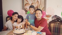 Rayakan ulang tahun sang putri yang ke 5, Ben dan sang istri hidangkan kue tart berwarna putih dengan bingkisan hadiah bertema kartun Moana. Foto: Instagram @benjoshua_r