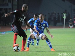 Duel eks mantan rekan setim antara Hilton Moreira dan Supardi terjadi di laga semalam. Kali ini, Supardi yang unggul. (Foto: Wisma Putra/detikcom)