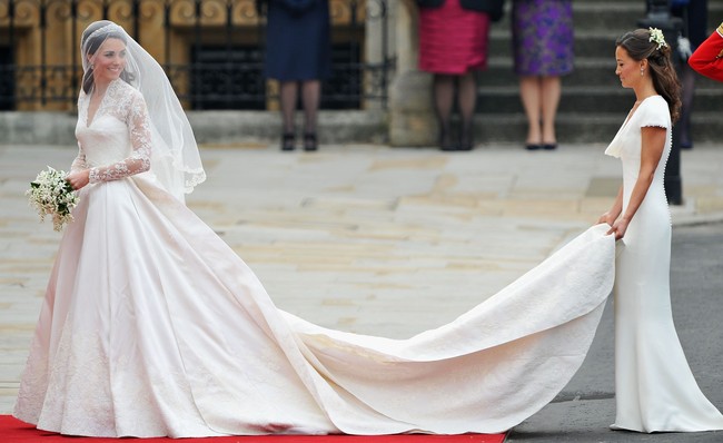 Harga gaun pengantin Kate Middleton juga setara Rp 6,2 miliar. Gaun putih yang mengombinasikan nuansa klasik dan modern elegan ini dirancang oleh Sarah Burton dari Alexander McQueen. (Foto: Getty Images)