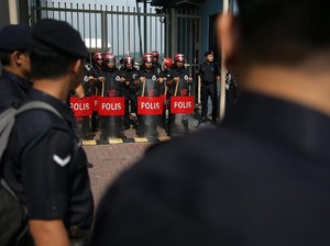 Najib Dikabarkan ke RI, Orang-orang Penuhi Bandara Subang Jaya