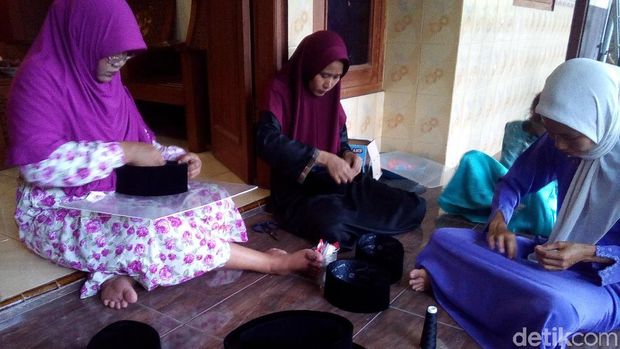 Melihat Kerajinan Peci di Kudus yang Mulai Diburu Jelang Ramadan