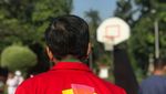 Merah Memanas! Begini Gaya Jokowi Pakai Jaket Baru Asian Games