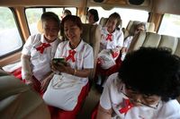 Lansia menuju sekolah dengan bus (Athit Perawongmetha/Reuters)