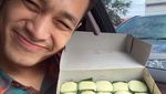10 Foto Ini Buktikan Kalau Gilang Dirga Doyan Makan Burger hingga Es Krim