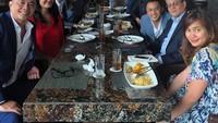 Giring kini vakum dari Nidji dan aktif dalam Partai Solidaritas Indonesia (PSI). Ia sempat makan bersama dengan para pembicara di sebuah forum internasional. Keren ya! Foto: Instagram giring