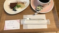 Bisa tebak apa camilan siang harinya? Ya, kopi dan cake cokelat dengan presentasi cantik layaknya buatan kafe. Foto: Istimewa