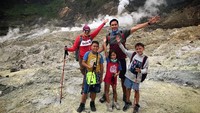 Baru-baru ini, Darius dan Donna juga mengajak putra dan putri mereka pergi mendaki Gunung Papandayan. (Foto: Instagram/dagnesia)