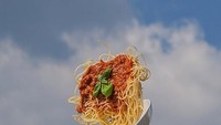 Manon Wethly punya cara yang unik dalam menghidupkan hasil karya seninya di dalam foto. Menggunakan teknik Flying Stuff Manon berhasil menciptakan karya foto yang menarik. Foto: Instagram @manonwethly