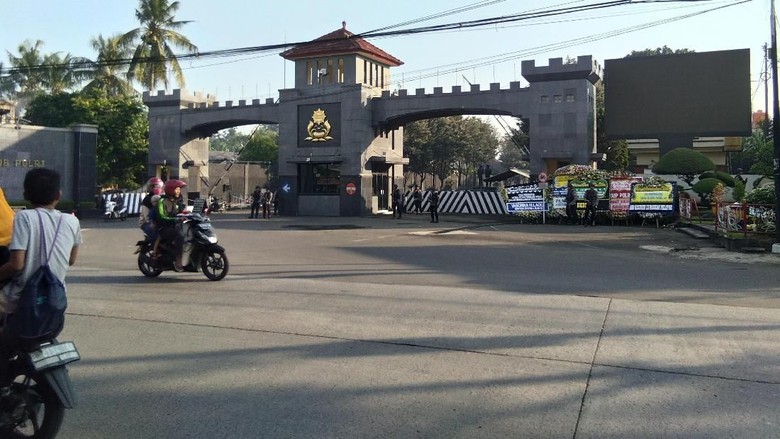 Kawat Berduri di Depan Mako Brimob Dilepas, Polisi Masih Berjaga Kawat Berduri di Depan Mako Brimob Dilepas, Polisi Masih Berjaga