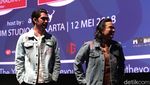 Sri Mulyani Semringah Pakai Jaket Dilan Pose Bareng Reza Rahadian