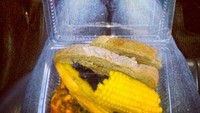 Breakfast on the go tulis Abdee pada fotonya. Menu sarapannya kok kayak karbohidrat semua ya? Ada roti hingga jagung rebus. Foto: Instagram @abdeenegara