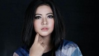 Qory Sandioriva pernah disebut kabur oleh ibunda hingga masuk ke ranah hukum. Hal itu terjadi kala Qory belum lama dianugerahi mahkota Puteri Indonesia. Isu guna-guna juga melekat pada kasus janda Ramon Y Tungka tersebut. Foto: Instagram/qorysandioriva