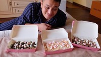 Bukti nyatanya bisa dilihat lewat instagramnya. Ia sering banget posting foto makanan yang disantapnya. Kayak banana nugget yang jadi menu sarapannya. Foto: instagram @gilangdirga