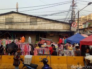 Laris Manis Pedagang Pakaian Muslim di Tn Abang Jelang Ramadan