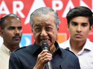 Mahathir dan Kompaknya Warga Malaysia Kurangi Utang Negara
