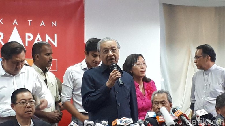Mahathir Copot Jaksa Agung yang Bersihkan Najib dari Skandal 1MDB Mahathir Copot Jaksa Agung yang Bersihkan Najib dari Skandal 1MDB