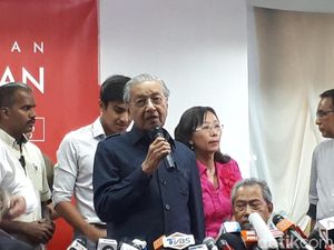 Mahathir Copot Jaksa Agung yang Bersihkan Najib dari Skandal 1MDB