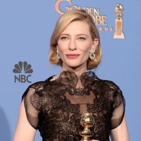 Tak sekadar indah, Cate juga memiliki kenangan manis dengan gaun ini. Gaun inilah yang mengantarkan Cate memenangkan Golden Globes ketiganya.  (Foto: Kevin Winter/Getty Images)