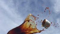 Awalnya Manon terinspirasi ketika ia melihat cairan yang menarik jika tengah melayang, sehingga ia mulai mencoba-coba menerbangkan cairan minuman ke udara dan memfotonya. Foto: Instagram @manonwethly