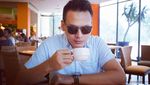 Bikin Melek! Begini Gaya 10 Aktor Ganteng Indonesia Kalau Lagi Ngopi