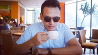 Berkacamata hitam, Ben Joshua serius banget nih menyeruput kopinya. Ia menjadikan kopi sebagai mood booster saat pagi hari sebelum beraktifitas. Foto: Instagram @benjoshua_r