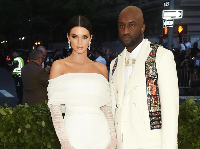 Rihanna di Fashion Show Louis Vuitton PARIS, FRANCE - JUNE 21: Virgil Abloh and Rihanna after the Louis Vuitton Menswear Spring/Summer 2019 show as part of Paris Fashion Week on June 21, 2018 in Paris, France. (Photo by Pascal Le Segretain/Getty Images)