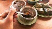 Coto Makassar jadi pilihan menu makan siang Ben, lengkap dengan ketupat lembut dan irisan jeruk nipis yang segar. Foto: Instagram @benjoshua_r