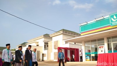 Intip Gaya Santri ala Jokowi saat Resmikan Umat Mart