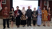Ni Putu Eka Wiryastuti berfoto bersama usai menerima penghargaan sebagai Most Powerfull Woman in Politics 2018 di Jakarta. Kesuksesan Bupati Tabanan Ni Putu Eka Wiryastuti dalam memimpin daerahnya mendapatkan banyak apresiasi dari berbagai pihak. Foto: dok. Kementerian PPA