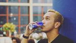 Vakum Jadi Vokalis Band, Begini 10 Pose Giring Nikmati Teh hingga Beefsteak