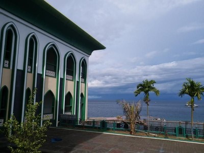 Masjid dengan Pemandangan Laut Cantik di Ternate Masjid dengan Pemandangan Laut Cantik di Ternate