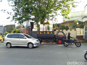 Karangan Bunga Depan Mako Brimob Diangkut